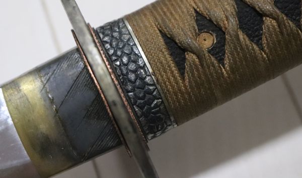 居合刀 とてもかっこいい籐巻の鞘に鎚目の縁頭 鍔 鐺に馬の図の目貫の