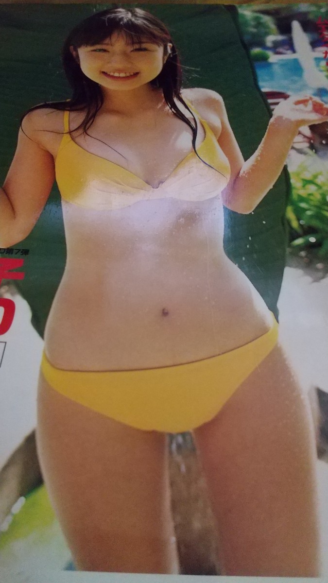 タレント、小倉優子、トレーディングカード三枚付き写真集です。水着