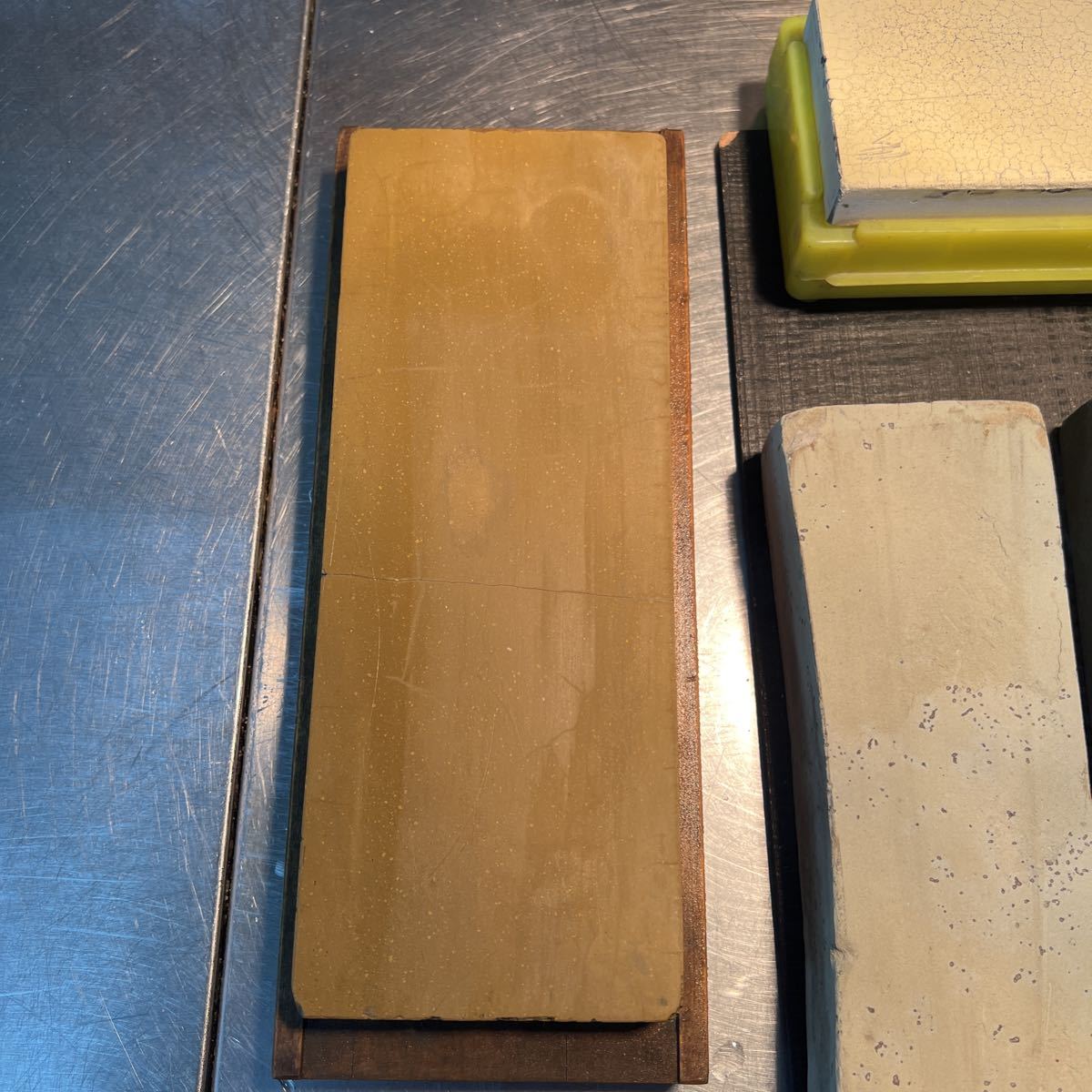 砥石 まとめて (中砥石#1000番 5点セット おすすめセット砥ぎ場 砥石初心者 仕上砥石 : 現状で 天然 研ぎ直しコンプリートセット中砥石#1000 村の鍛冶屋 4本 砥石色々 T-③ 鉋