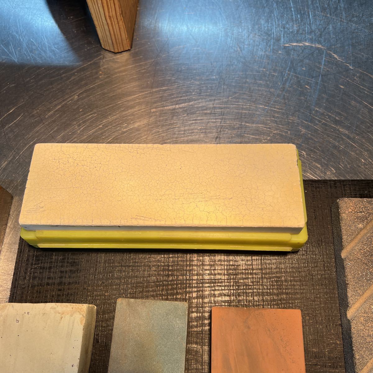 砥石 まとめて (中砥石#1000番 5点セット おすすめセット砥ぎ場 砥石初心者 仕上砥石 : 現状で 天然 研ぎ直しコンプリートセット中砥石#1000 村の鍛冶屋 4本 砥石色々 T-③ 鉋