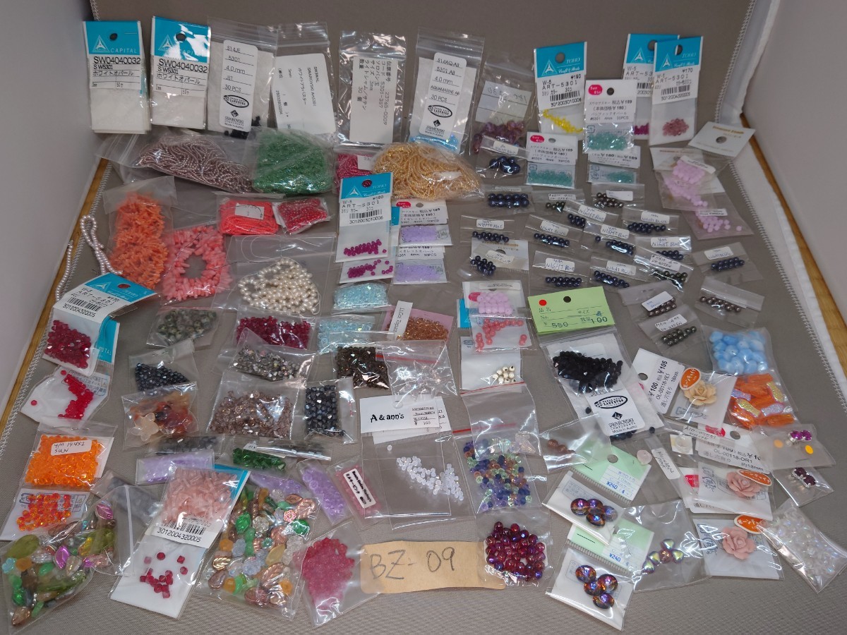 【BZ09】　スワロフスキー　クリスタル　ガラスビーズなど　小袋100袋　ランダムセット　ハンドメイド　アクセサリー ビーズ