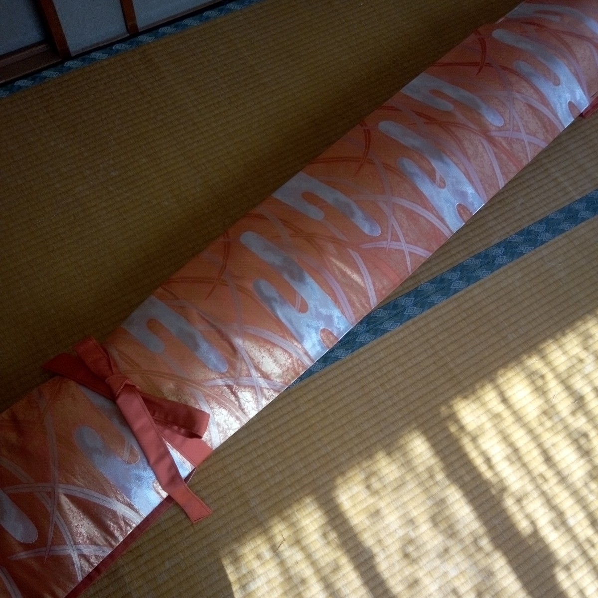 【高級中古帯リメイク】　琴　油単　ゆたん ☆琴カバー 琴油単（ゆたん） 絹袋帯リメイク 朱色地 金銀彩流水柴草