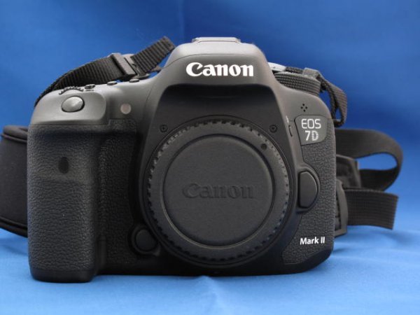 Canon】キヤノン EOS 7DマークⅡ ボディ 予備バッテリー3個・他社