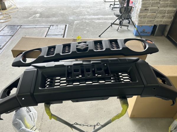 JB６４W ジムニー　カラーZVR グレードXC フロントバンパーとグリル　新車外し