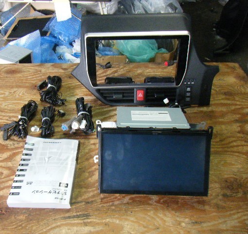 平成２９年 ノア NOAH DAA-ZWR80G トヨタ 10インチ NSZN-Z66T 08605-28A30 地デジ Bluetooth DVD 　オーディオ スイッチパネル付き