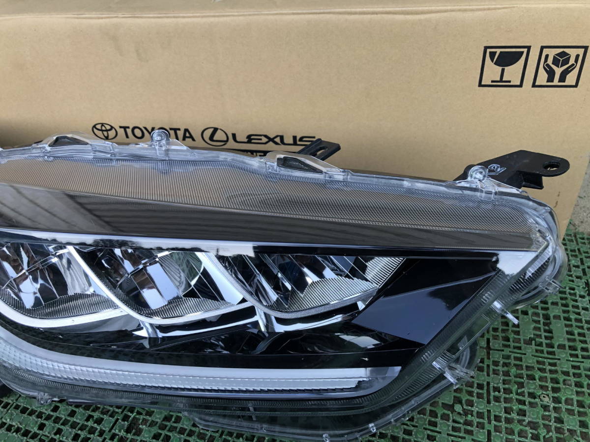 KSP210 MXPA10 MXPA15 MXPH10 MXPH15 ヤリス 純正 右ヘッドライト LED