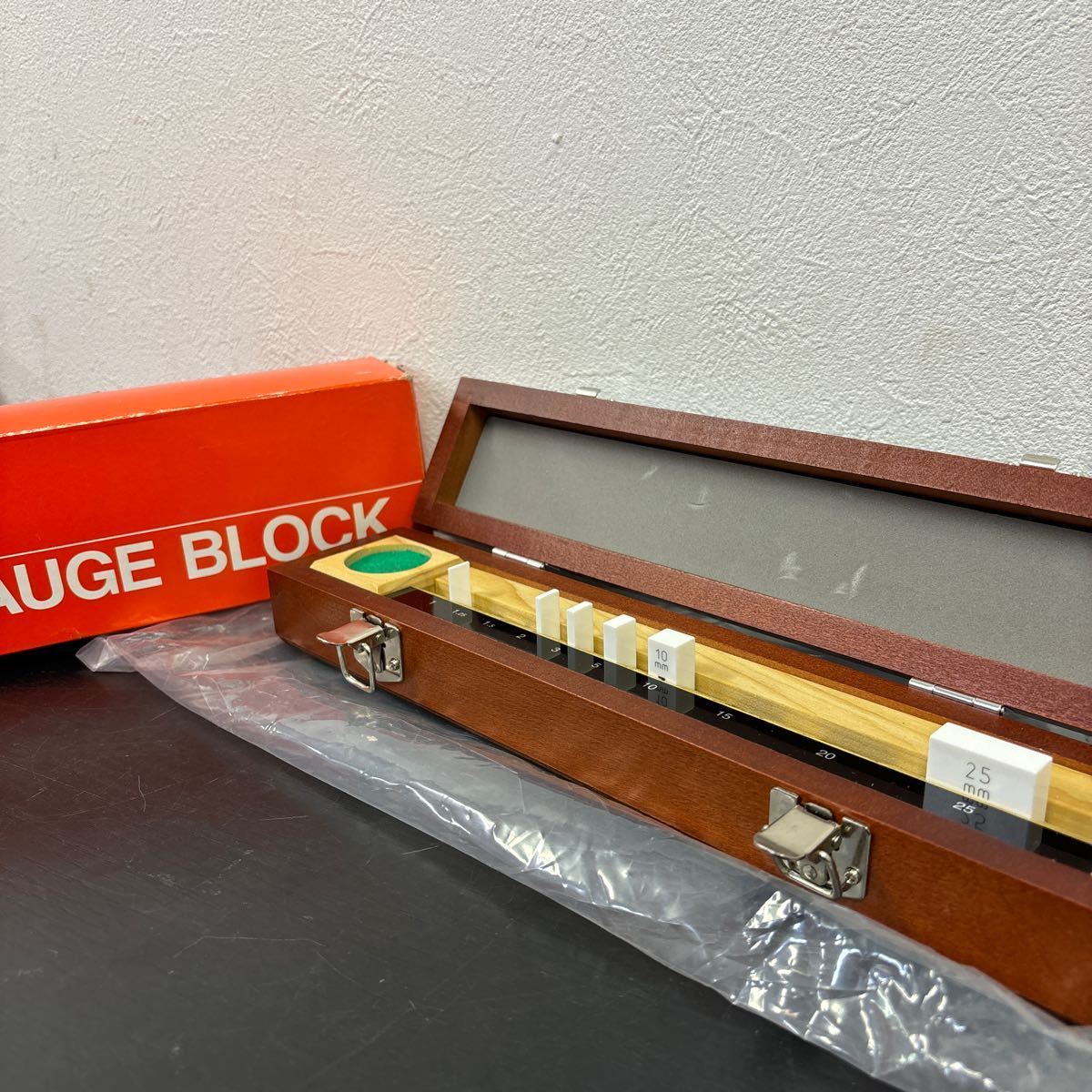  a#z 081 ゲージブロック ミツトヨ 10AAC235 11C WOODEN CASE/BM1-10タテ R 1 2 3 5 10 25 Mitsutoyo GAUGE BLOCK(基準器、ゲージ)｜売買されたオークション情報、yahooの商品情報をアーカイブ公開 - オークファン 基準器、ゲージ