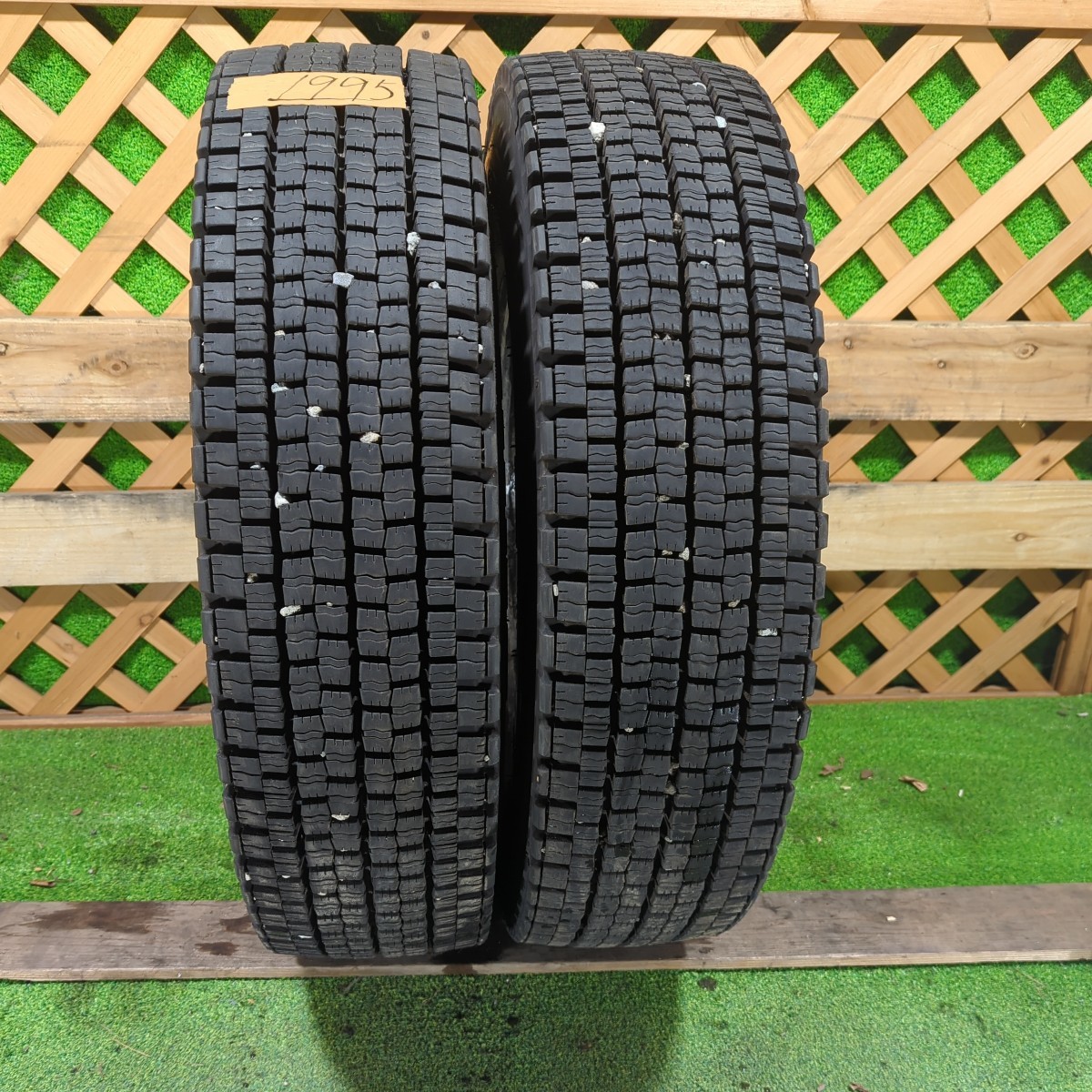 1995 ダンロップ　225/80R17.5 123/121 L バリ山　スタッドレスタイヤ　２本　8.5分山　2022 激安プライス