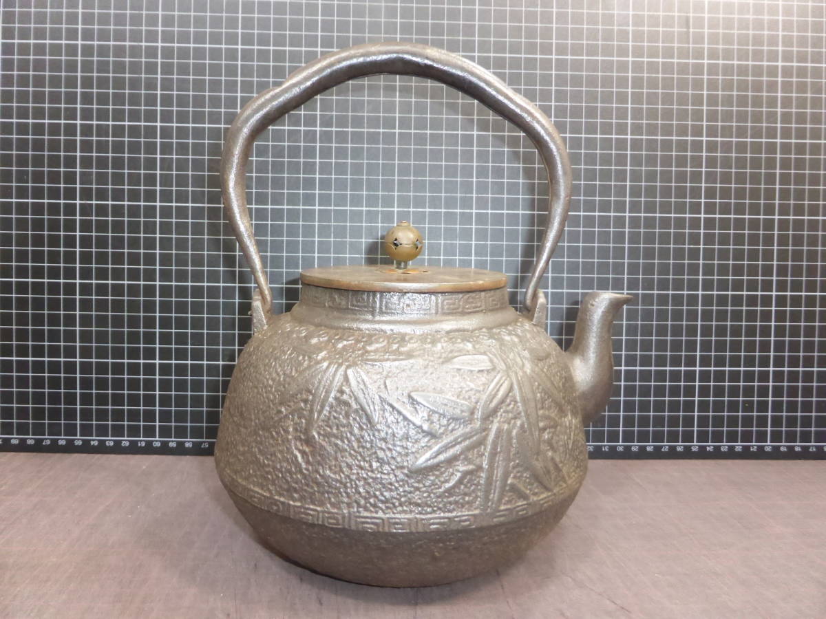 ②【古美術】龍文堂造 鉄瓶 菊地紋 銅蓋 京鉄瓶 煎茶道具 骨董