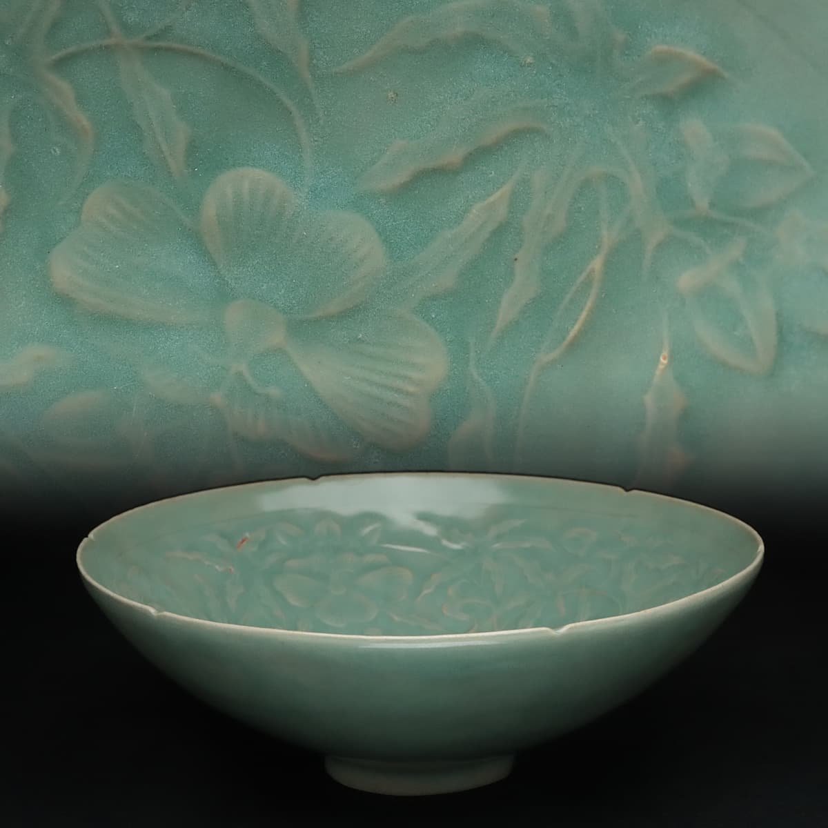 EO449 朝鮮古美術 高麗青磁陽刻木槿文輪花鉢 径20.4cm 重450g 木箱附 
