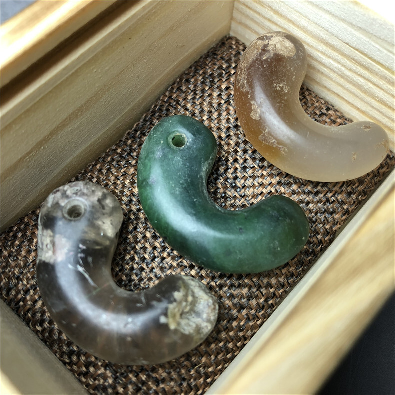 縄文期 透明感あり 神秘的な虹彩が見られる 水晶製 大型 獣