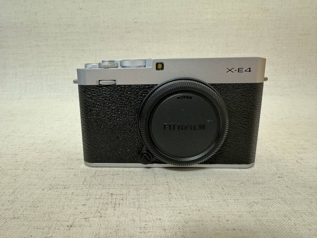 富士フイルム(FUJIFILM) X-E4 ボディ シルバー 化粧箱付属品あり
