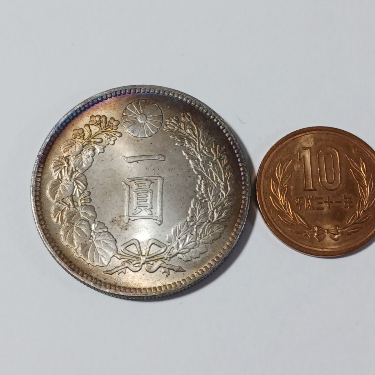 日本古銭 新1円銀貨（小型） 一圓銀貨 明治38年 貨幣 竜 菊紋 貿易銀 