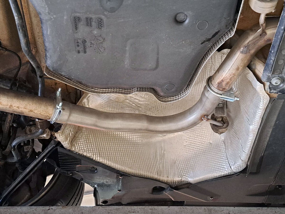 アウディ A4 A5 40TFSI B9 社外ミッドパイプ
