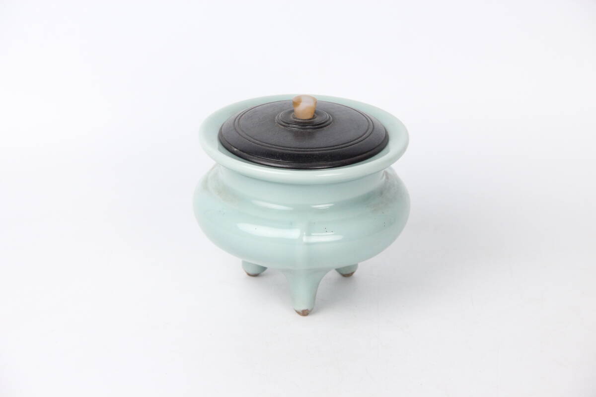 初代 加藤渓山 造 砧青磁香炉 蓋付 三足香爐 共箱 EJ15-2(青磁)|売買 初代 加藤渓山 造 砧青磁香炉 蓋付 三足香爐 共箱 EJ15-2(青磁)|売買