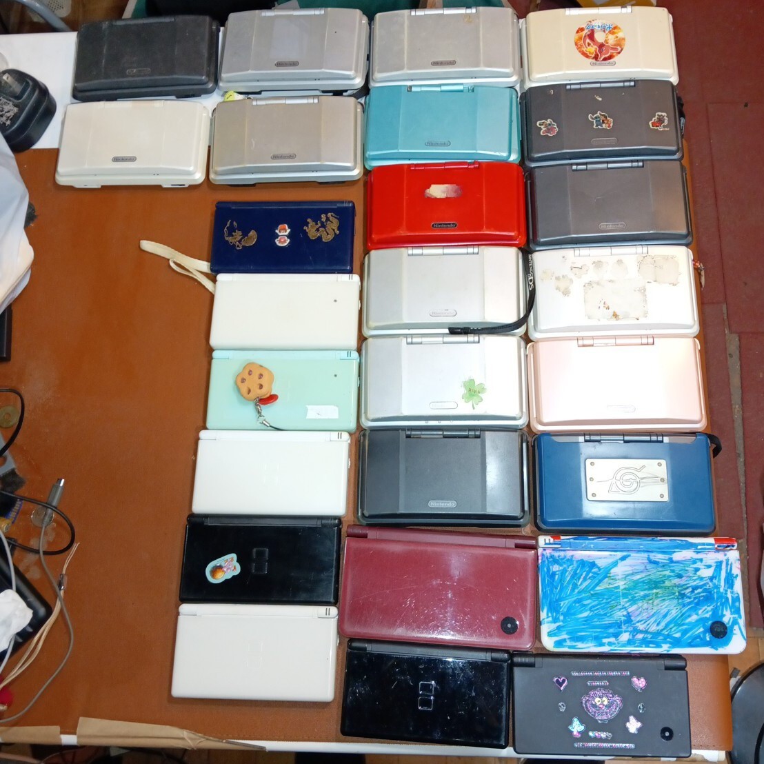 初代任天堂DS 16個、 DSiLL 2つ、DSi 1つ、DS Lite 7つ 合計26個