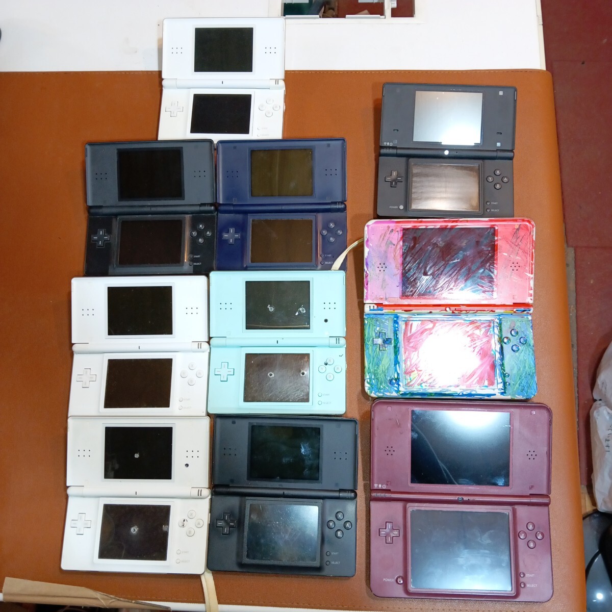 初代任天堂DS 16個、 DSiLL 2つ、DSi 1つ、DS Lite 7つ 合計26個