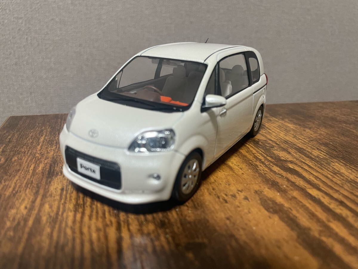 トヨタ ポルテ　070 ホワイトパールクリスタルシャイン　1/30色見本ミニカー非売品 カラーサンプル_1