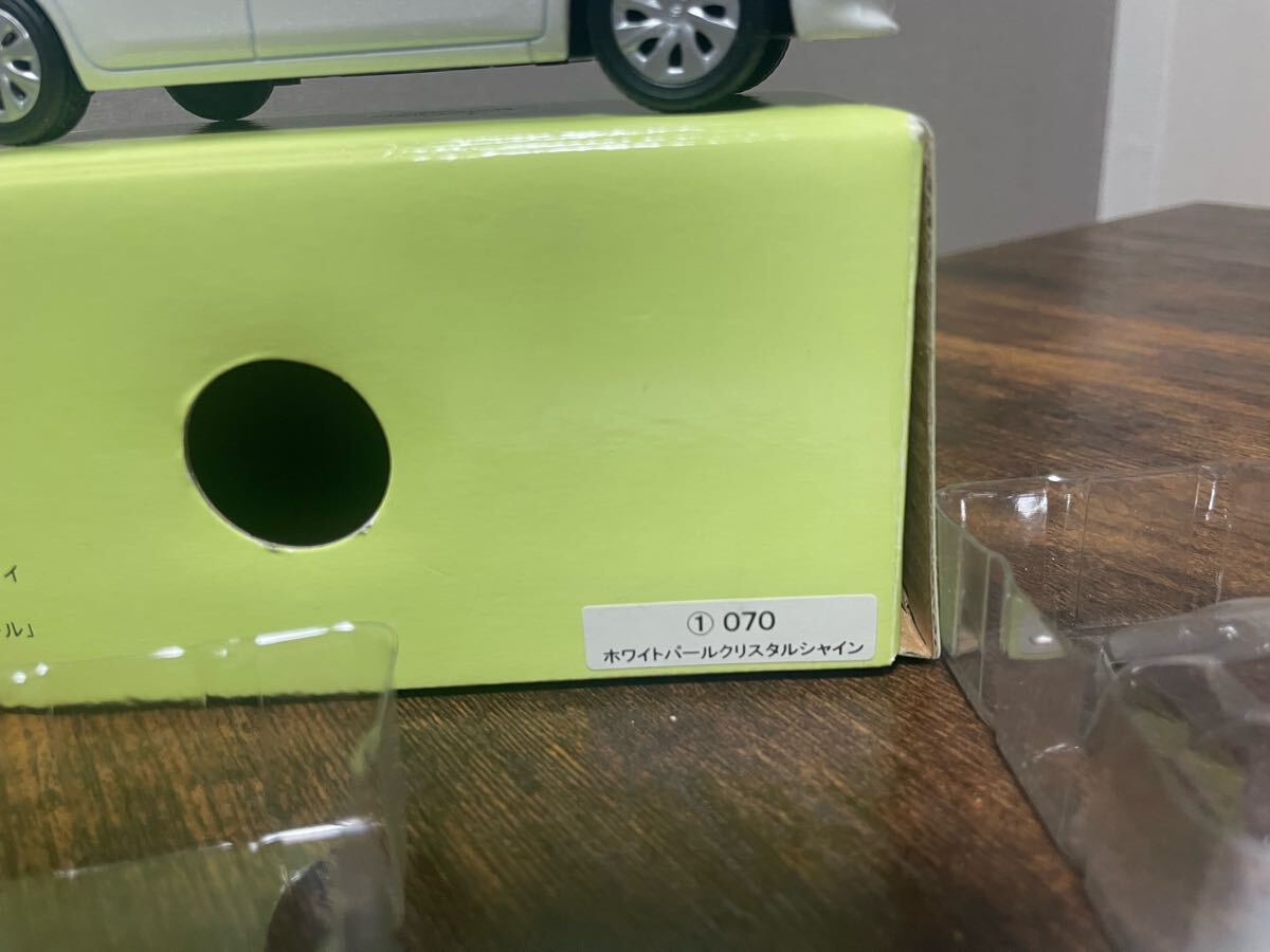 トヨタ ポルテ　070 ホワイトパールクリスタルシャイン　1/30色見本ミニカー非売品 カラーサンプル_6