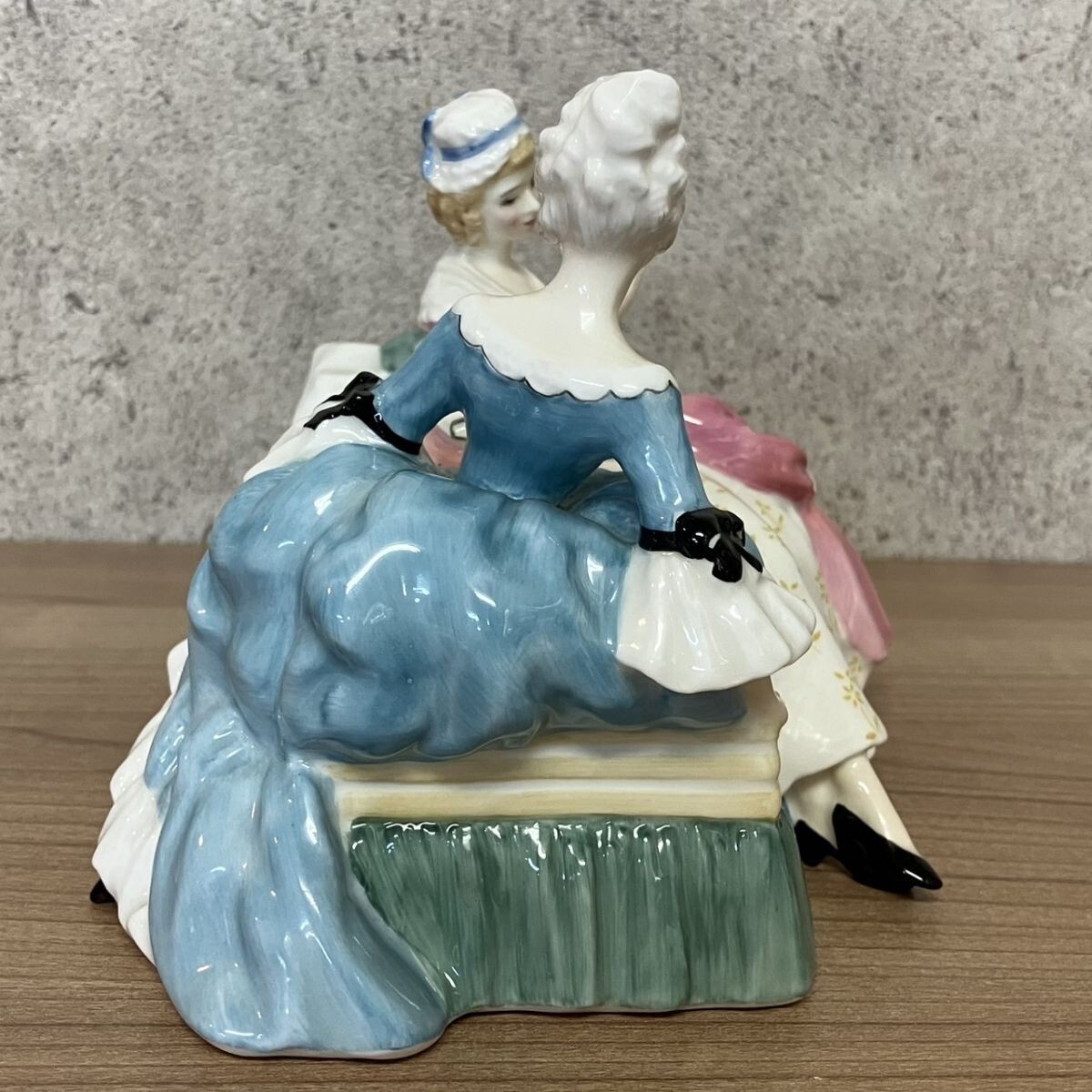 ロイヤルドルトン　置物 フィギュリン THE LOVE LETTER 〇C410-P4-848 ROYAL DOULTON ロイヤルドルトン THE LOVE LETTER