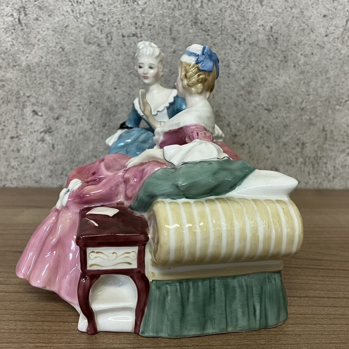 ロイヤルドルトン　置物 フィギュリン THE LOVE LETTER 〇C410-P4-848 ROYAL DOULTON ロイヤルドルトン THE LOVE LETTER