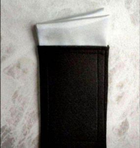 スーツ職人がつくるポケットチーフ　ライトシルバー　二段　光沢あり　傾斜あり