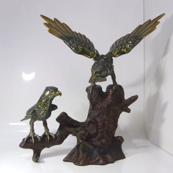 鷹の置物の値段と価格推移は？｜12件の売買データから鷹の置物の価値が