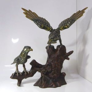 鷹の置物の値段と価格推移は？｜11件の売買データから鷹の置物の価値が