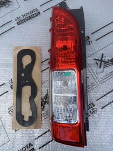 未使用品 トヨタ 200系 ハイエース スーパーGL DX 2 4 5 6 7 8型 純正 テールライト テー