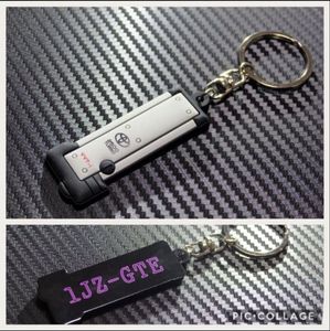 【裏文字ピンク】1JZ-GTE エンジンヘッドカバー型キーホルダー JZX100 チェイサー マーク