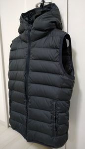 [SHIPS]即決あり　ダウンベストマットなナイロン素材使用　上質ダウン90%、フェザー10%