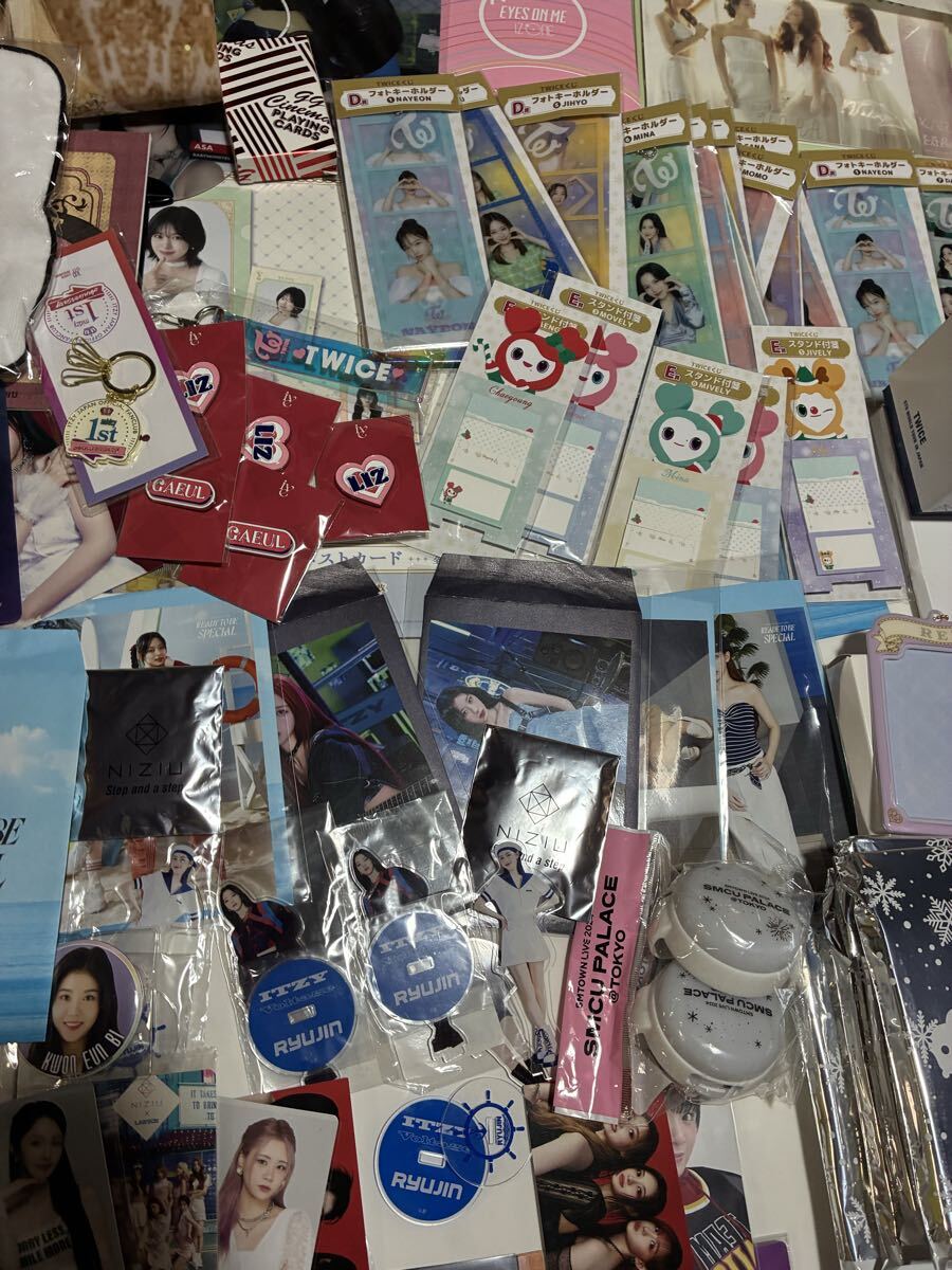 女性アイドル K-pop グッズ まとめ売り TWICE itzy など うちわ トレカ