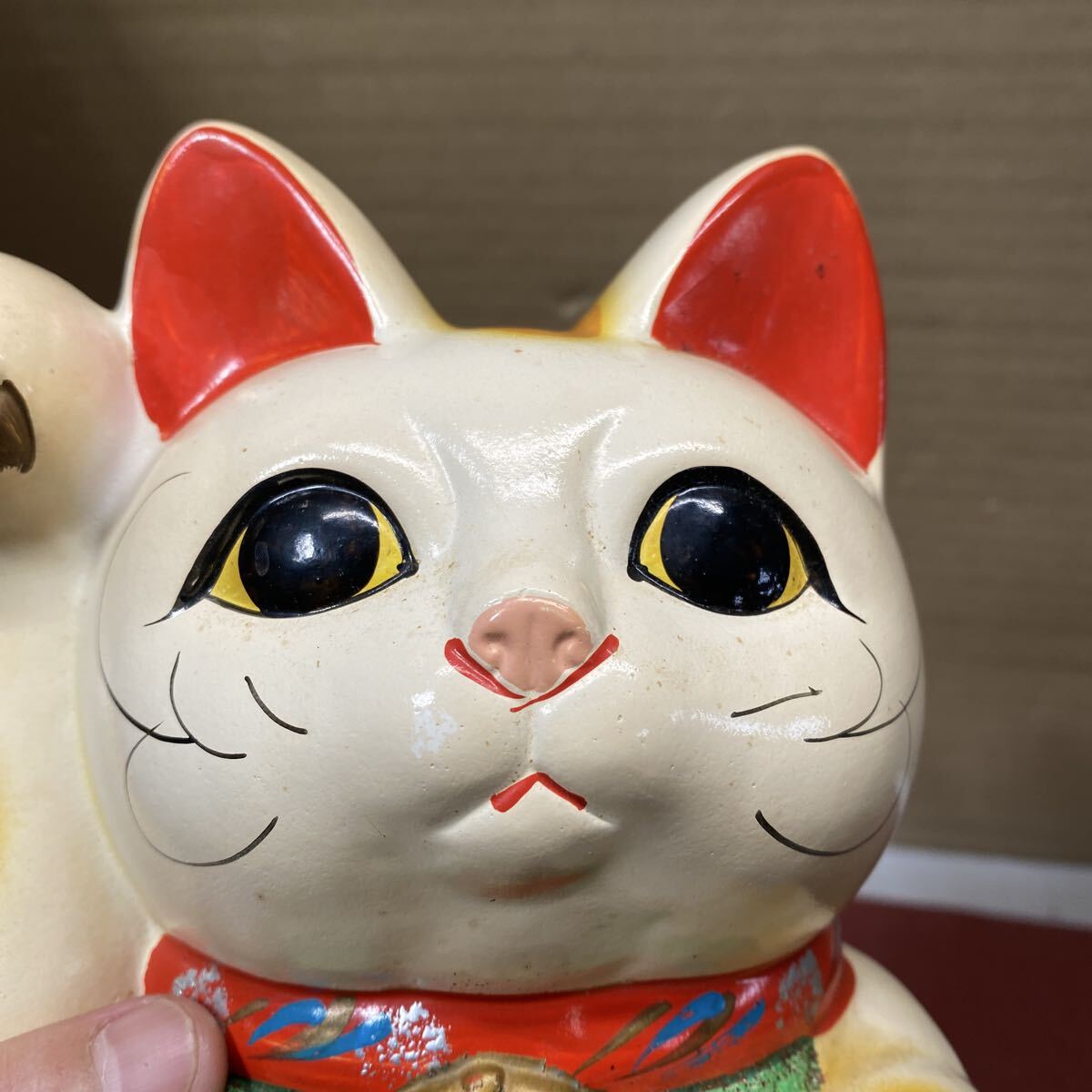 招き猫 陶器製 貯金箱 裏蓋欠品 1部塗装剥がれ？あり 汚れあり 中古品
