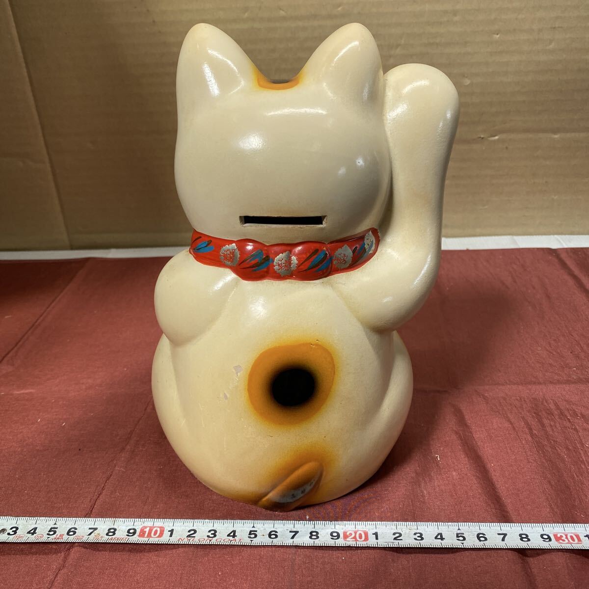 招き猫 陶器製 貯金箱 裏蓋欠品 1部塗装剥がれ？あり 汚れあり 中古品