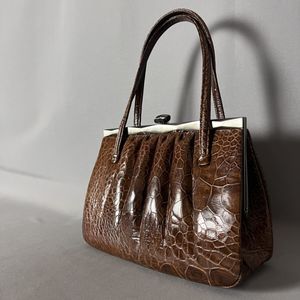 亀革の値段と価格推移は？｜14件の売買データから亀革の価値がわかる