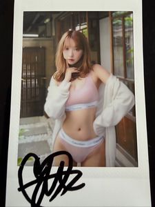 三上悠亜 直筆の値段と価格推移は？｜17件の売買データから三上悠亜