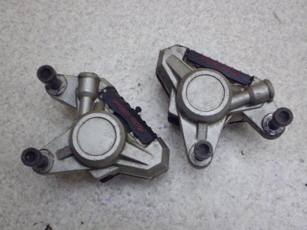 HI3683 GSX400FW（12V) フロントディスクキャリパー左右 GK71A-