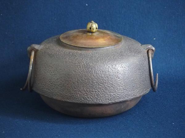 ◎△骨董品 鉄製 柚子肌蒲団釜 梅摘銅蓋 釜環付 茶釜 煎茶道具