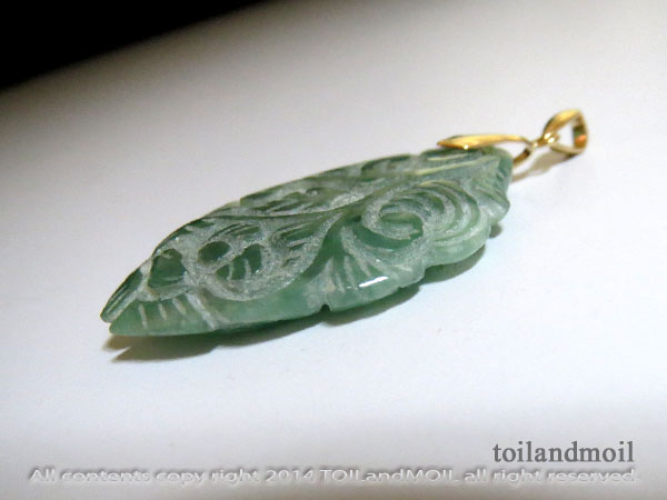 【vintage】翡翠　手彫り　中国刻印　金具　ペンダントトップ K18刻印あり翡翠と金の花彫刻ペンダントトップ K18 18金 翡翠 ヒスイ