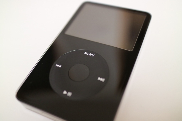 アップル Apple iPod 5.5世代 MA450J/A 80GB ケース・外箱付き(iPod