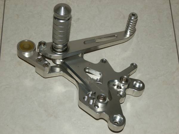 ■YAMAHAヤマハ/YZF-R6/06-11用アルミ削出しバックステップ■