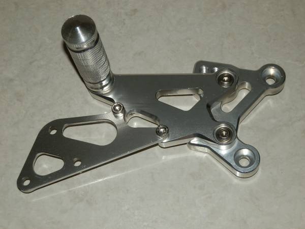 ■YAMAHAヤマハ/YZF-R6/06-11用アルミ削出しバックステップ■