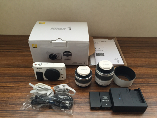 【中古美品】Nikon1 J2 ダブルズームキット ホワイト (オマケ付)