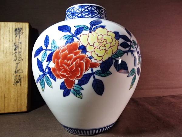 人間国宝 金城次郎 魚紋花瓶 高さ29cm 共箱 大人気，定番 【侍】人間国宝 金城次郎作 壷屋 魚文花瓶 共箱 С512