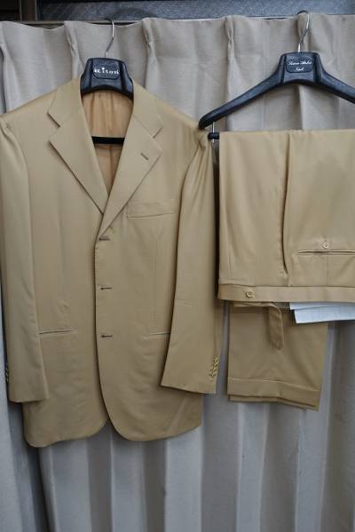 アットリーニナポリ　スーツ　キートン　Kiton　G83