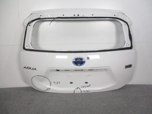 アクア/AQUA NHP10 リアゲート/バックドア トヨタ(67610) 中古 トヨタ