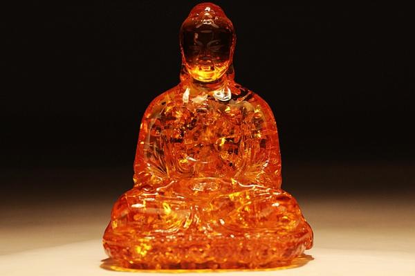 希少品　仏教美術　中国美術　骨董品　中国古玩　古美術　琥珀　難あり 仏教美術 蜜蝋琥珀製 細工 如来様坐像 18.5cm D1797 仏教美術 護法