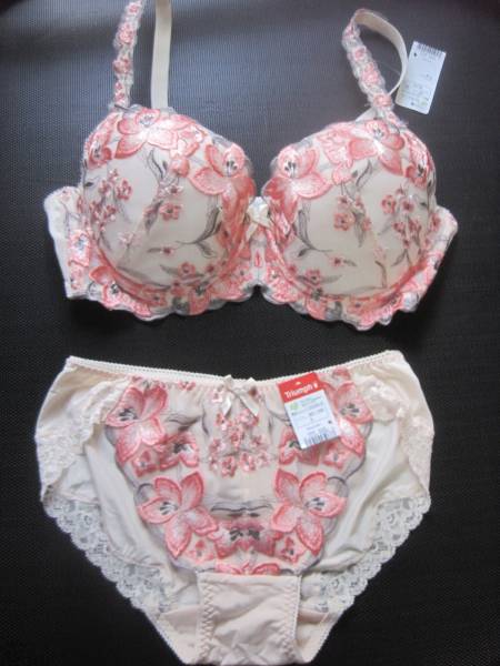 新品 [トリンプ] 豪華なお花の刺繍ブラ&ショーツL E75
