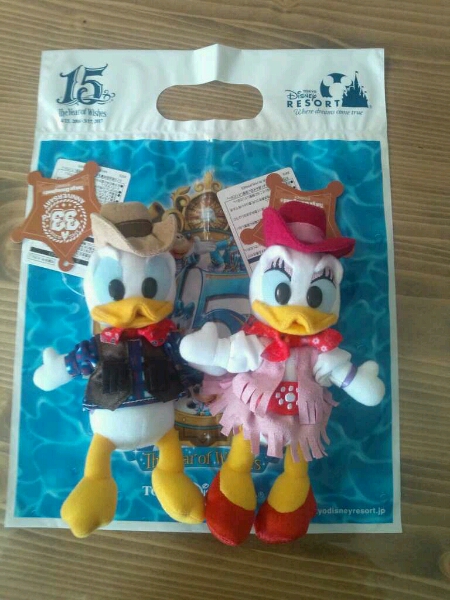 新品定価以下　33周年　ドナルド＆デイジー　ぬいぐるみバッジ　