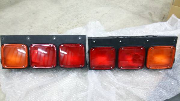 送料無料 新車外し 3連テールランプ 新車外し品 いすゞ純正 左右